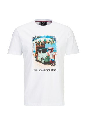 Weißes T-Shirt mit einer Grafik eines Bären in Sonnenbrille, der sich an einen kleinen grünen Vintage-LKW lehnt, unter einem gestreiften Sonnenschirm am Strand.