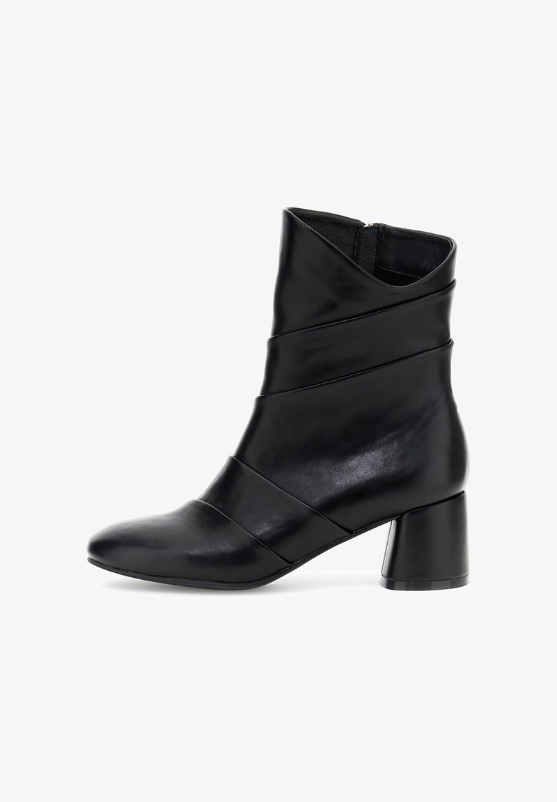 Botín de cuero negro a la altura del tobillo con un diseño plegado, con un tacón robusto y textura suave. Cremallera lateral para fácil uso.