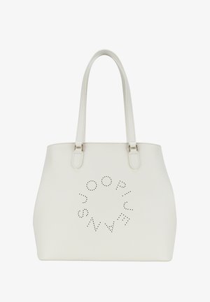 Witte synthetische tote bag met dubbele handvatten, met geperforeerde merkletters in een cirkelontwerp aan de voorkant. Glad oppervlak.