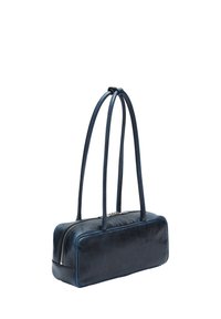 Sac à main en cuir rectangulaire bleu marine avec deux longues bandoulières fines et une fermeture à glissière argentée sur le dessus.
