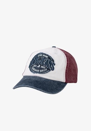 Gorra de béisbol con parte frontal blanca, lados granate y visera azul oscuro. Presenta un logo circular bordado con texto y bordes deshilachados.