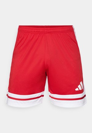 Κόκκινες αθλητικές βερμούδες από λείο υλικό, με λευκή λωρίδα στο χείλος και τρεις λευκές λωρίδες κατά μήκος των πλαϊνών.