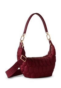 Burgunderfarbene Schultertasche mit strukturiertem, hexagonalem Muster. Ausgestattet mit einem goldenen Reißverschluss und Beschlägen, sowie einem dickem, verstellbarem Tragegurt mit Markenzeichen.
