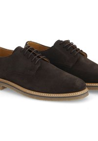 Chaussures habillées en daim marron avec un bout arrondi, un laçage à l'avant et des accents en cuir beige clair. Semelle en caoutchouc plate avec des détails de coutures.