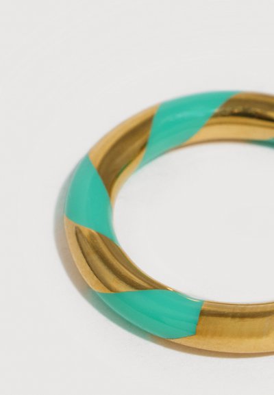 Χρυσό και τιρκουάζ ριγέ κυκλικό βραχιόλι με λείο, γυαλιστερό φινίρισμα σε απλό λευκό φόντο.