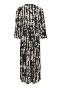 Robe longue avec des manches trois quarts, présentant un motif noir et crème, une taille froncée et une silhouette ample. Texture de tissu lisse.