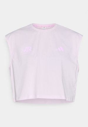 Jasnoróżowy, bezrękawnik typu crop top z okrągłym dekoltem, z delikatnym logo z przodu i fakturalną tkaniną.