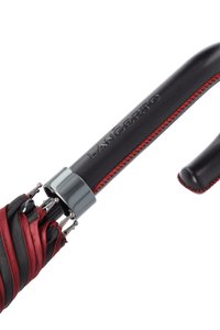 Czarna i czerwona kompaktowa parasolka z zakrzywionym uchwytem, metalową ramą i błyszczącym wykończeniem. Zwłaszcza wyróżniająca się splecionym wzorem wstążki i logo.