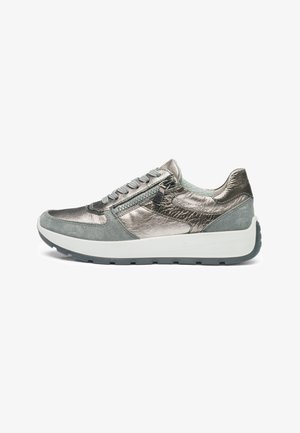 Lage sneaker met metallic grijs leer, grijze suède accenten, zijrits, veters aan de voorkant en een witte rubberen zool.