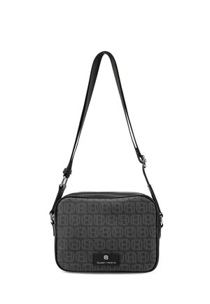 Bolso bandolera rectangular negro con correa ajustable, decorado con un patrón de logotipos repetidos y una etiqueta frontal que dice "Queen Helena".