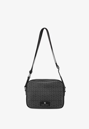 Sac bandoulière rectangulaire noir avec sangle ajustable, orné d'un motif à logos répétés et une étiquette frontale indiquant "Queen Helena".