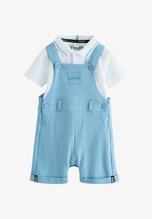 Balti trumpomis rankovėmis polo marškinėliai, derinami su šviesiai mėlynais chalato tipo šortais, kuriuose yra priekiniai mygtukai, kišenės ir „Baker“ logotipo pleistrai.