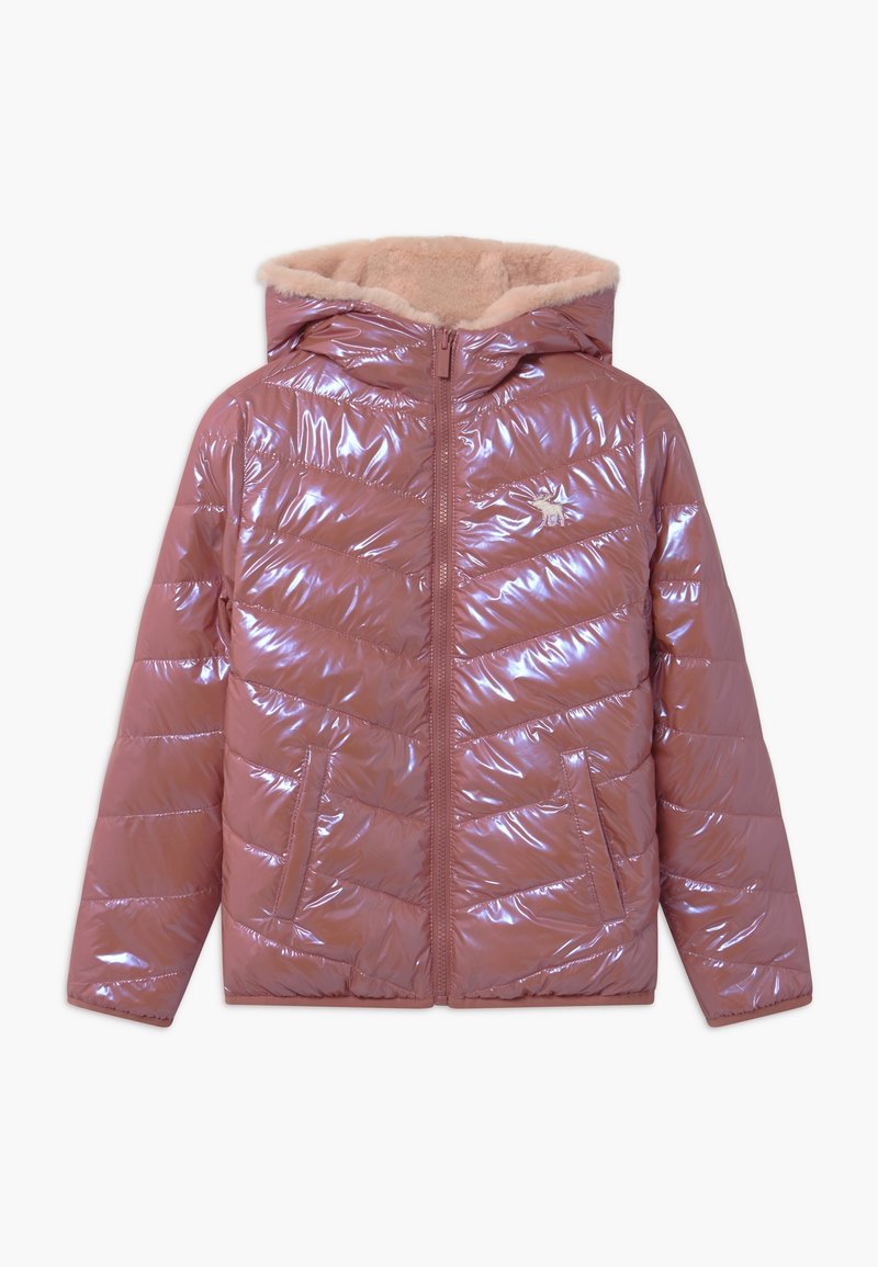 Roze glanzend donsjack met een chevron-gestikt patroon, capuchon en nepbont voering. Voorzien van ritssluiting en twee zijzakken.