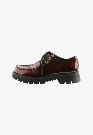 Burgundské lakované boty s černou robustní podešví, šněrovací design, zlaté okrasné nýty a detail prošívání v mokasínovém stylu na špičce.
