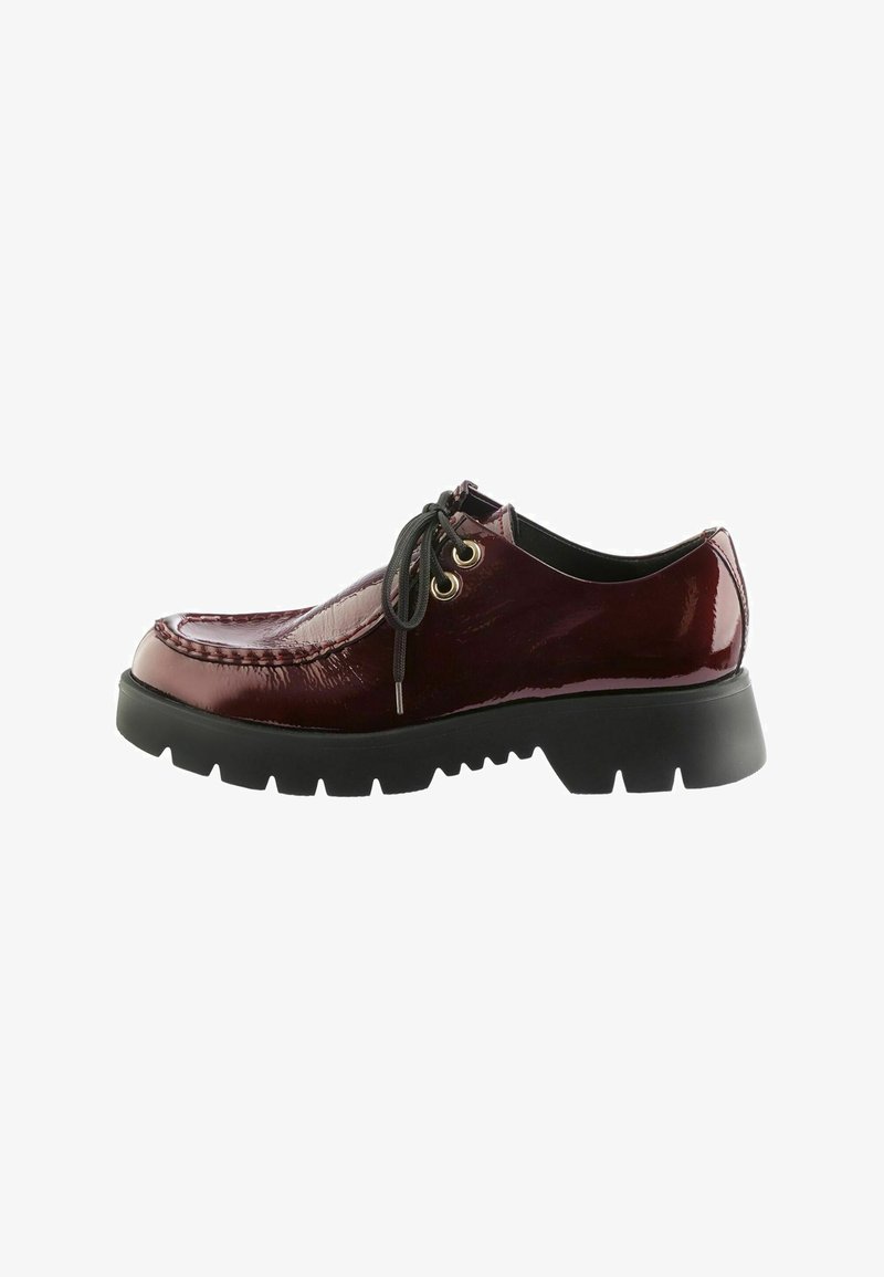 Scarpa in vernice bordeaux con suola nera robusta, design con lacci, occhielli dorati e dettaglio di cucitura a mocassino nella punta.