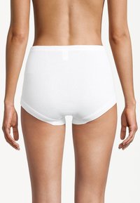 Weiße Baumwoll-Hipster-Shorts mit glatter Textur, elastischem Bund und abgerundeten Beinausschnitten, von hinten betrachtet.