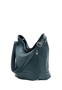 Sac à épaule en cuir teal foncé avec un design décontracté, une bandoulière ajustable et un petit charme représentant le drapeau italien. Surface texturée et fond arrondi.