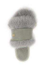 Tongs en faux fourrure avec un dessus duveteux gris clair et une bande en cuir vert doux et lisse. Comprend une semelle intérieure et extérieure beige rembourrée.