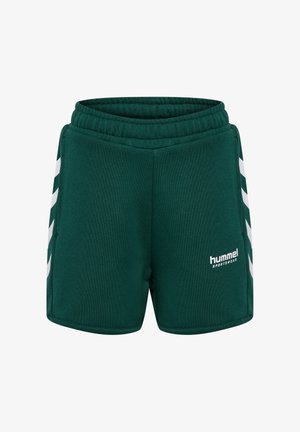 Zielone sportowe szorty wykonane z miękkiego materiału, z elastycznym pasem i białymi, skośnymi akcentami po bokach. Na przodzie znajduje się logo.