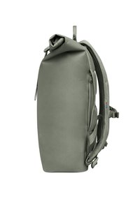 Mochila gris con tapa enrollable, exterior liso, correas de malla acolchadas, cremallera lateral y hebilla ajustable para un cierre seguro.