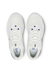 Zapatillas blancas con un diseño de malla, detalles en azul y cordones planos. Logos notables en los laterales y en las lenguas. Suelas texturizadas.