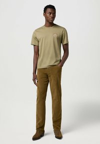 Wrangler SHORT SLEEVE SMALL GRAPHIC TEE - REGULAR FIT - Camiseta estampada - aloe