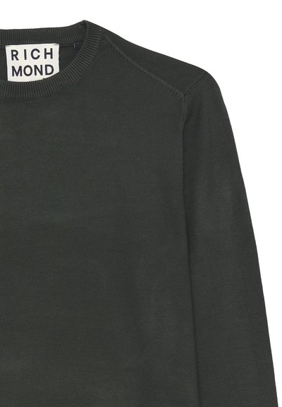 Maglione a girocollo verde scuro realizzato in morbido tessuto, con colletto a coste e maniche raglan. Etichetta con la scritta "RICH MOND".