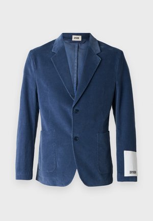 Donkerblauwe corduroy blazer met ingezette revers, twee voorzakken, enkele knoopsluiting en een witte manchetkant met merkaccent.