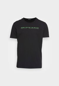 Camiseta de algodón negra con cuello redondo, con el texto "REPLAY™ BLUEJEANS" en un degradado verde en el frente. Manga corta, corte estándar.