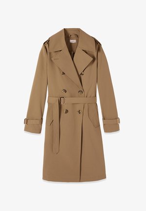 Dvouvrstvý béžový trenčkot se širokými klopami, pásem v pase, zapínáním na knoflíky na manžetách a bočními kapsami na bílém pozadí.