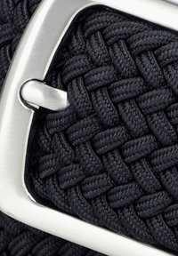 Czarna tkana tkanina o plecionej fakturze, z metalowym zapięciem w kolorze srebrnym. Wzór tkania jest gęsty i jednolity, podkreślając głębię.