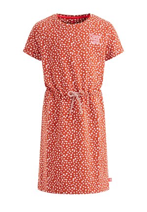 Kortærmet rød kjole med hvide prikker, snøre i taljen og lille broderet tekst på brystet.
