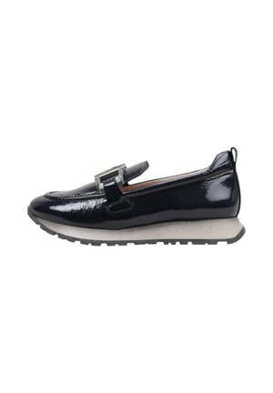 Mocasín de charol azul marino con una hebilla decorativa, puntera texturizada y suela de goma gris contrastante. Nombre de la marca grabado en el tacón.