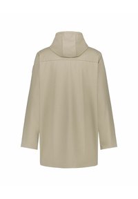 Chaqueta impermeable beige con capucha, mangas largas y corte recto. Textura suave, sin herrajes ni patrones visibles. Vista trasera.