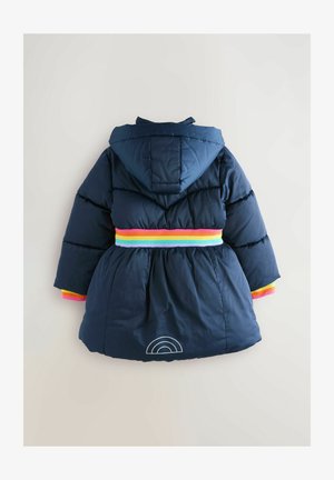 Doudoune marine avec capuche, présentant une ceinture élastique rayée colorée et un simple graphique arc-en-ciel en bas. Texture douce et matelassée.