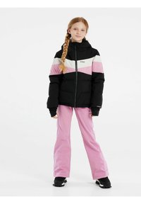 Veste noire rembourrée avec des rayures horizontales blanches et roses, associée à un pantalon rose. Comprend une fermeture éclair et une capuche. Conçue pour une utilisation en extérieur.