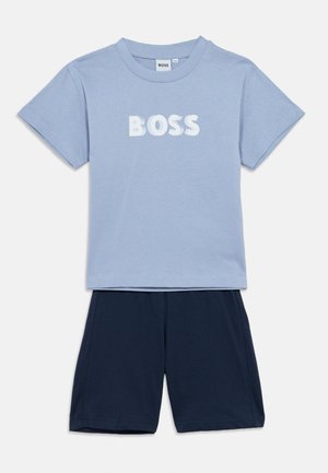 Svijetloplava pamučna majica s bijelim logotipom "BOSS", u kombinaciji s tamnoplavim kratkim hlačama. Jednostavan dizajn, okrugli izrez, kratki rukavi i prozračan materijal.