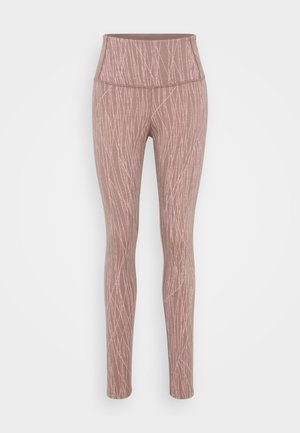 Leggings rosas con cintura alta, que presentan un patrón texturizado de líneas verticales, fabricados con tejido elástico para mayor comodidad y flexibilidad.