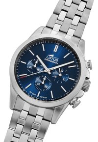 Montre chronographe en acier inoxydable argenté avec un cadran texturé bleu, trois sous-cadrans et un bracelet à maillons poli. Présente des index horaires blancs.