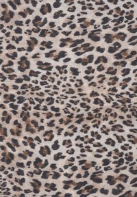 Tissu en motif léopard avec un mélange de taches beige clair et marron foncé sur un fond crème, offrant une texture douce et lisse.