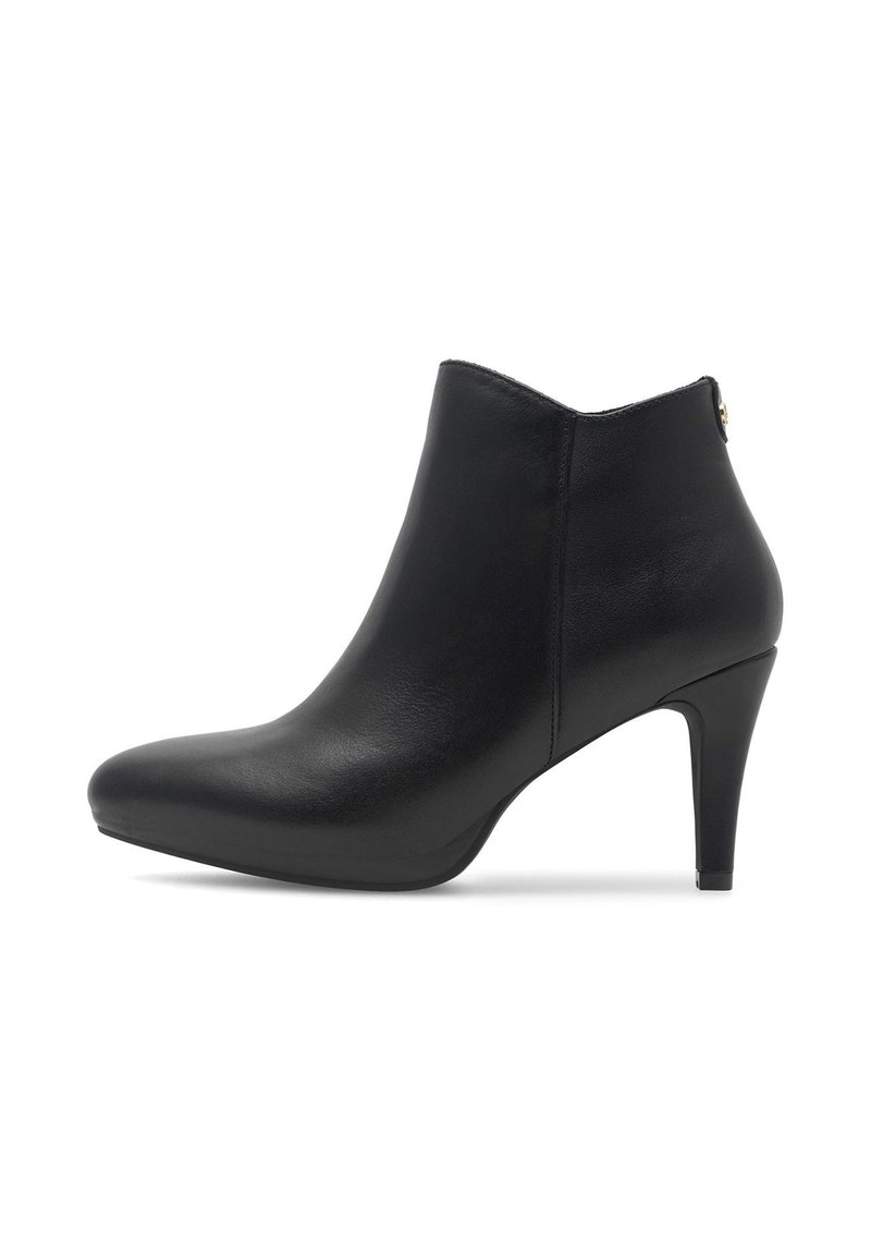 Czarne skórzane botki za kostkę z ostrym noskiem, smukłym wysokim obcasem i subtelnym złotym akcentem z tyłu. Gładka tekstura i elegancki design.