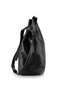 Schwarze Lederhandtasche mit lässigem Design, verstellbarem Träger und einem kreisförmigen Metallakzent oben als Verschluss. Glatte Textur.