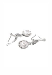 Orecchini in argento caratterizzati da grosse pietre preziose trasparenti, dettagli intricati e un design curvo con piccole pietre aggiuntive sui lati.