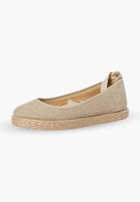 Pantof din espadril bej cu talpă din iută împletită, suprafață din țesătură moale, vârf rotund și curea elastică pentru o ajustare sigură.