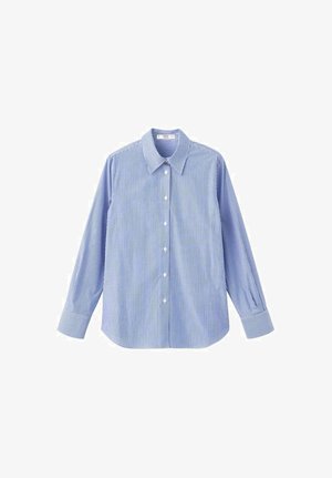 Plava i bijela prugasta košulja na kopčanje s dugim rukavima, špicastim ovratnikom i manžetnama, izrađena od lagane tkanine.