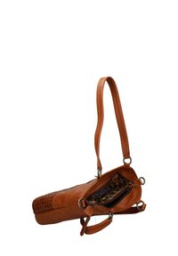 Bruine leren tas met een geweven patroon aan één kant, een verstelbare schouderriem en een ritssluiting die een gemusterd interieur onthult.