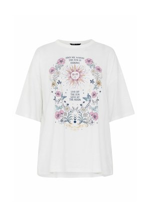 Wit T-shirt met zonillustratie, omringd door bloemen, vlinders en manen, met de tekst: "Vind me waar de zon schijnt."