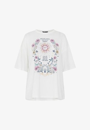 Wit T-shirt met zonillustratie, omringd door bloemen, vlinders en manen, met de tekst: "Vind me waar de zon schijnt."