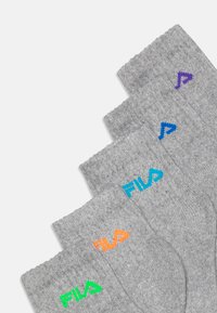 Pelēkas zeķes ar ribota tekstūra, ar krāsainiem izšūtajiem "Fila" logotipiem oranžā, tirkīza, zaļā un purpursarkanā krāsā potītes zonā.