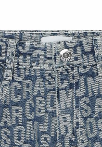 Denim auduma šorti ar atkārtotu uzrakstu rakstu tumši un gaiši zilā krāsā, ar sudraba metāla aizdari jostasvietā.